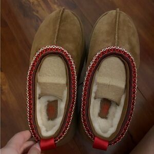 nwt never worn ugg platform tasman size 5
platform tasman’s super cute